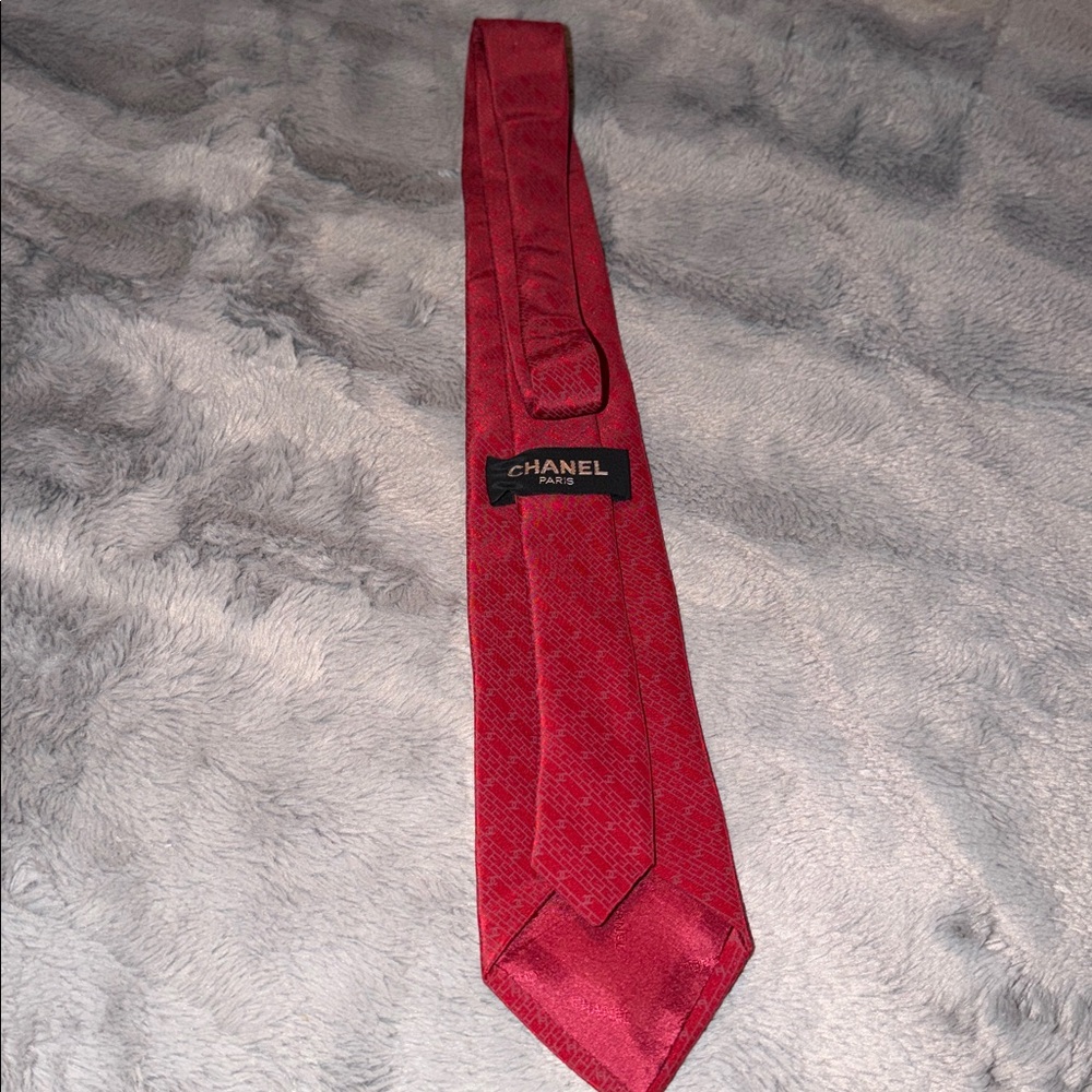 CHANEL Classic Red Tie - Picture 3 of 7